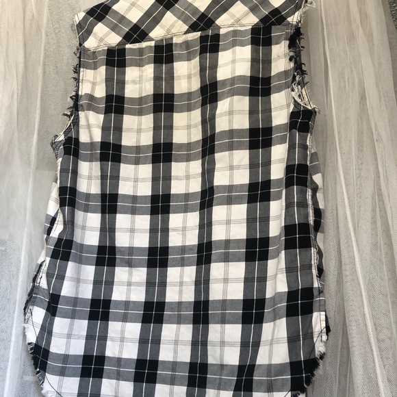🌞 Guess sleeveless distressed muscle shirt button up collar pockets plaid S - Picture 9 of 16